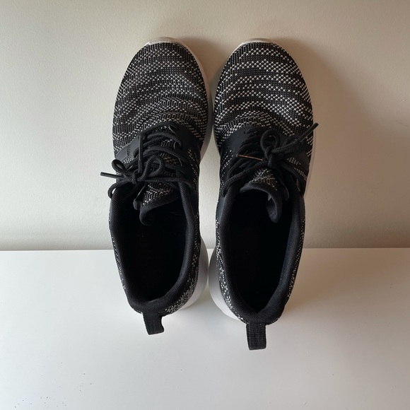 Nike women’s Roche runner in size US 6.5 - Picture 6 of 7